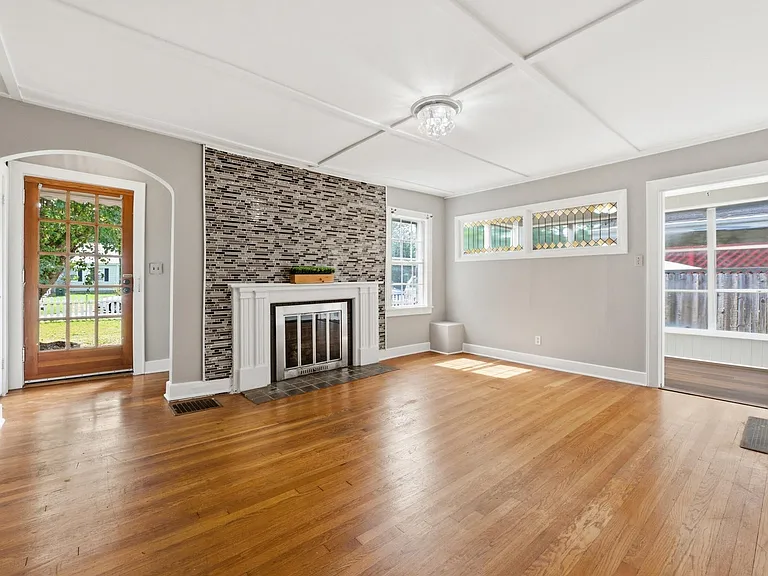 211 N Saint Marks Ave — Photo 3