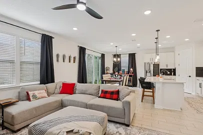 4 bed, 1872 sqft, $2,250 — Photo 2
