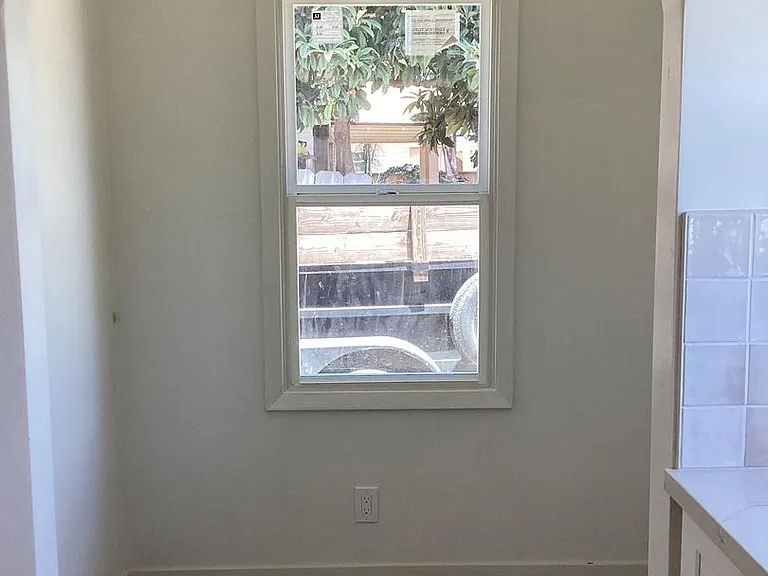 219 S G St — Photo 4
