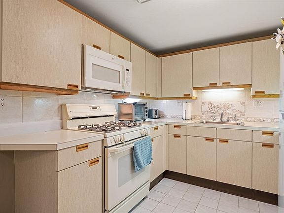 2nd image of 282 Place Ln #282