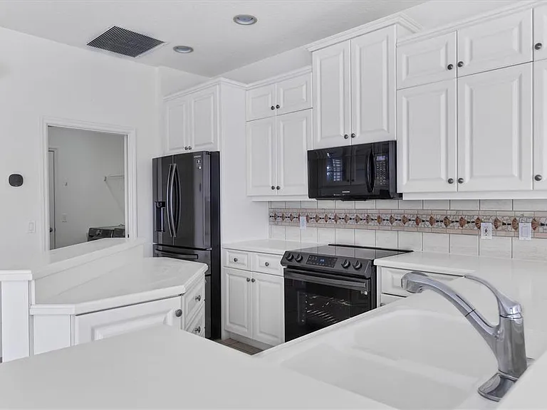 8501 Park Shore Ln — Photo 15