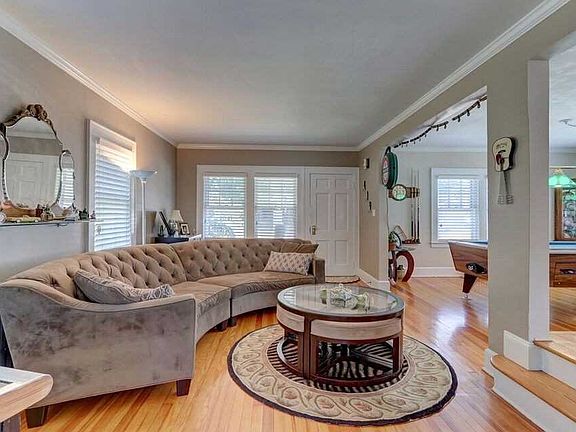 3rd image of 317 Linden St