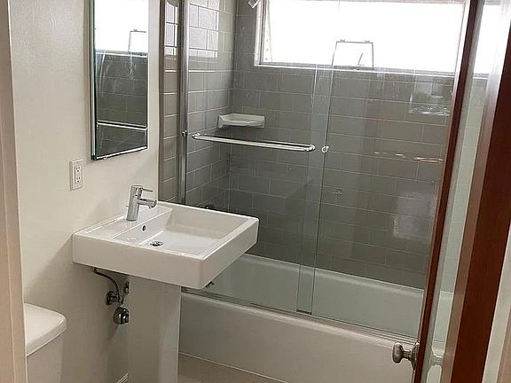 4th image of 1302 S Saltair Ave #6A