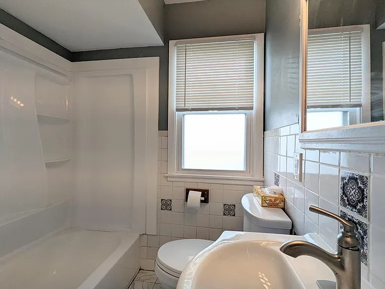 1326 Clarence St — Photo 6