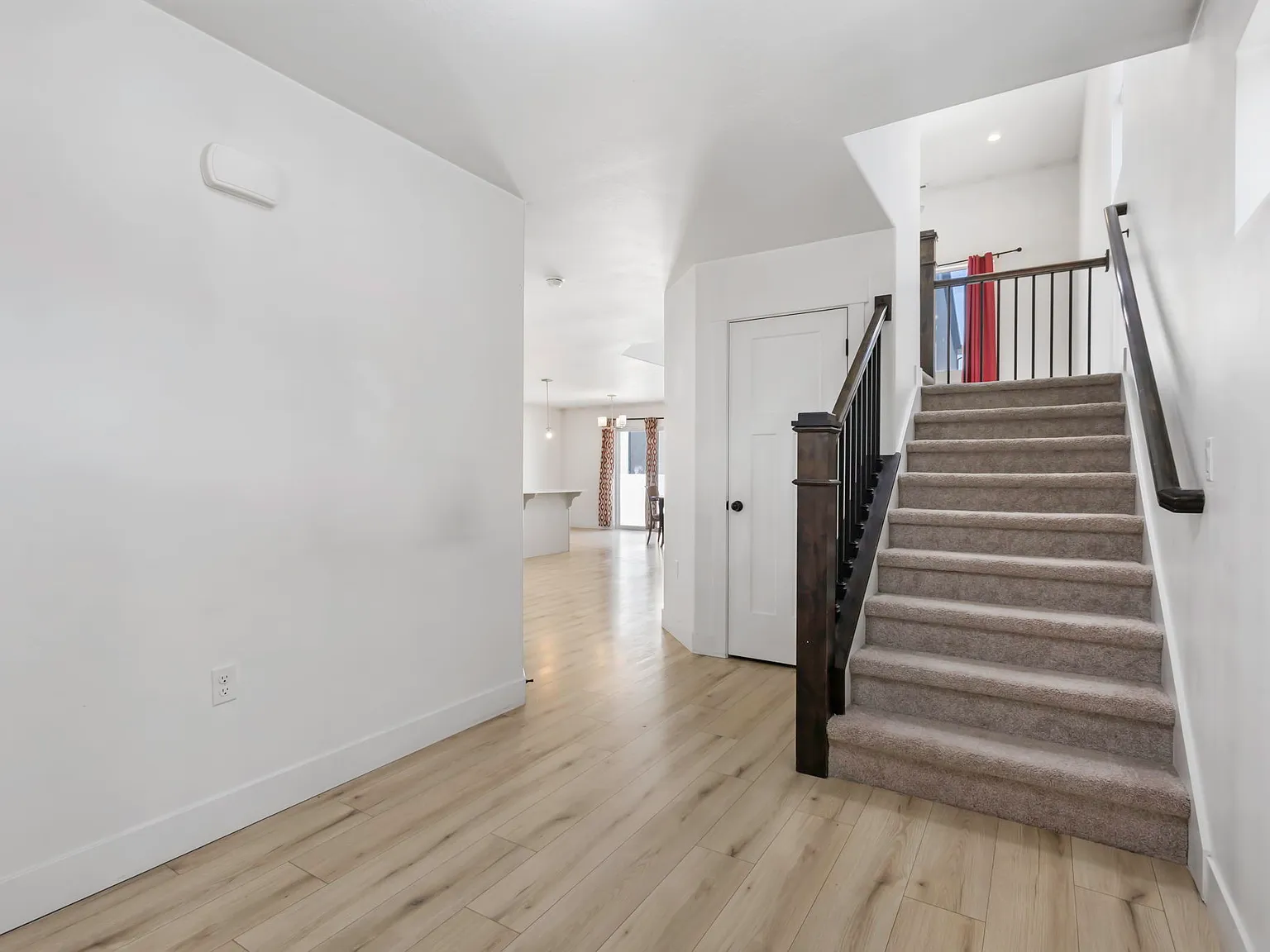 3 bed, 2.5 bath, 2827 sqft, $2,800 — Photo 3