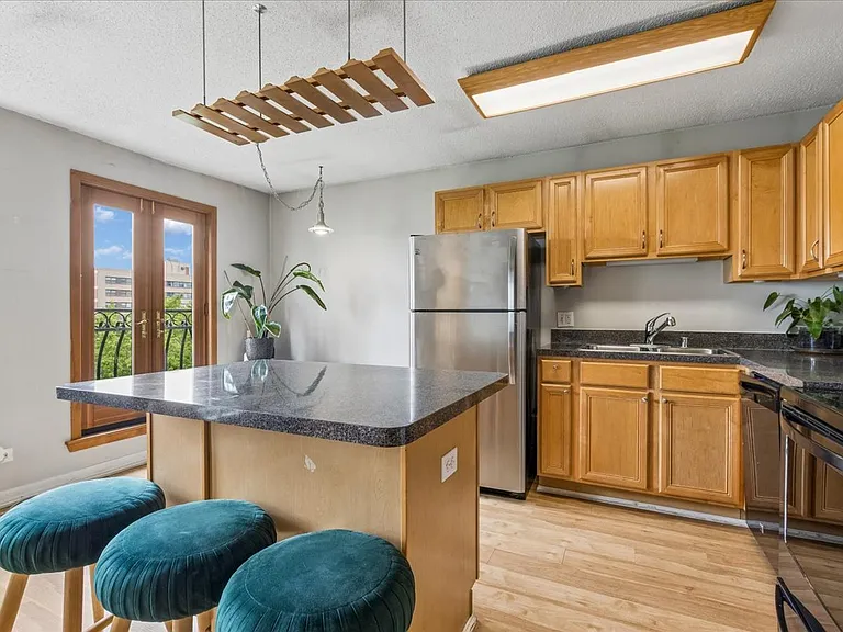 711 W Gordon Ter #823 — Photo 3
