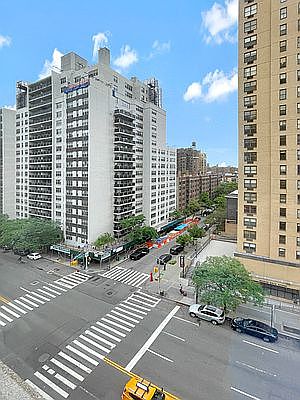4th image of 150 E 18th St #15N