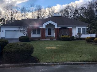 58 Margin Dr W, Shirley, NY 11967