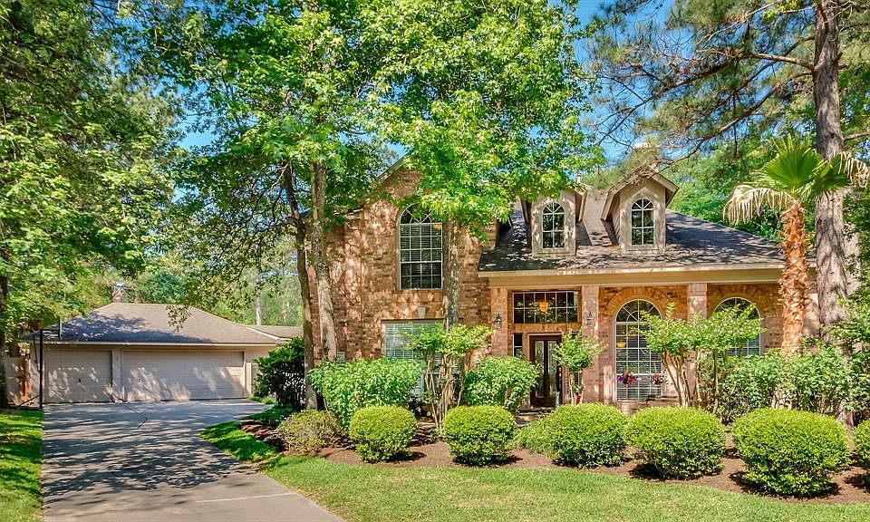 Location location! 2 story home in The Woodlands with easy access to I-45 and all Woodlands amenities.