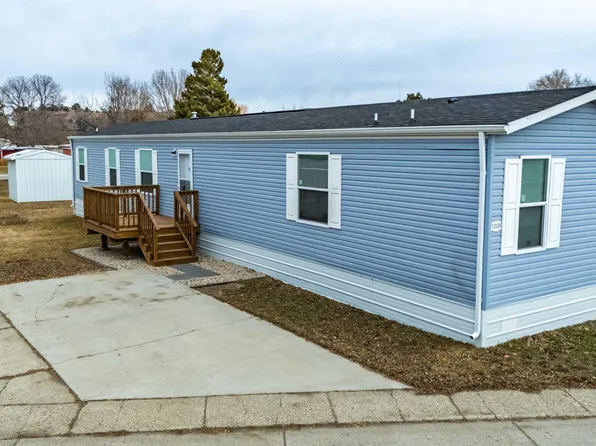 1008 Frontier Trl, Mandan, ND 58554