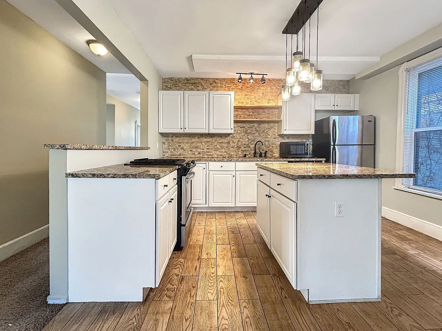 4 bed, 2.0 bath, 1600 sqft, $2,145 — Photo 4
