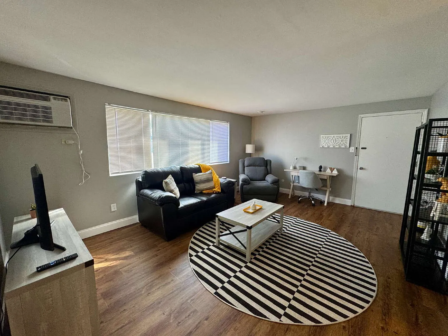 2 bed, 1.0 bath, $1,600 — Photo 3