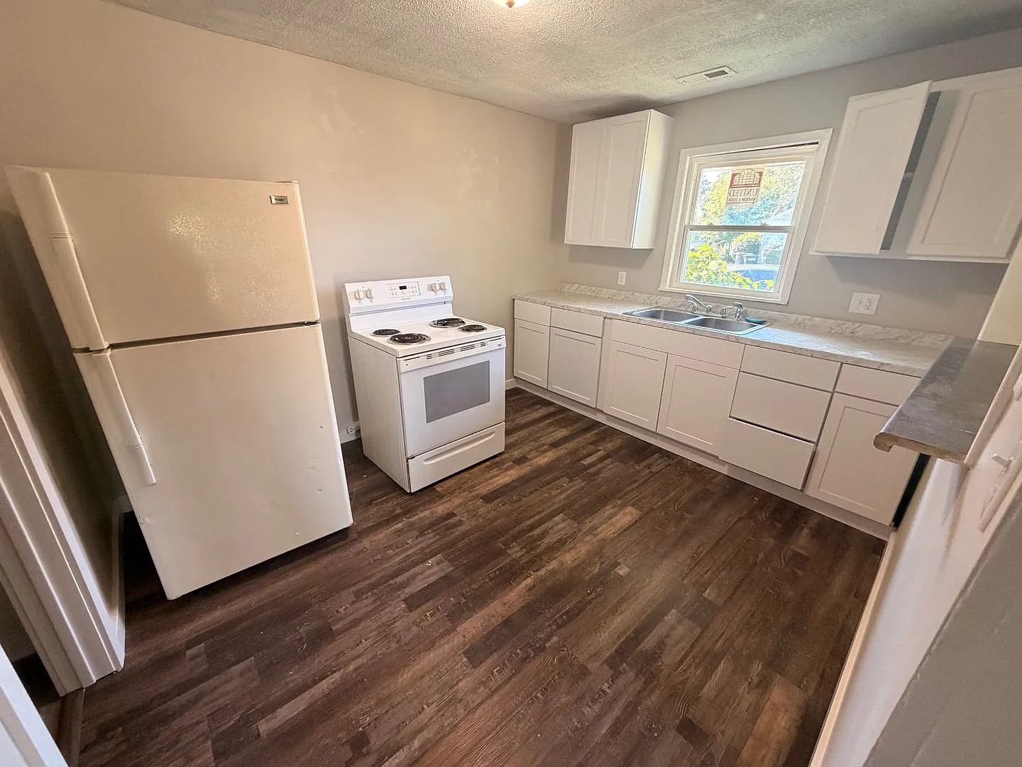 Spacious One Bedroom Located near 21st and Lafayette Rd — Photo 2
