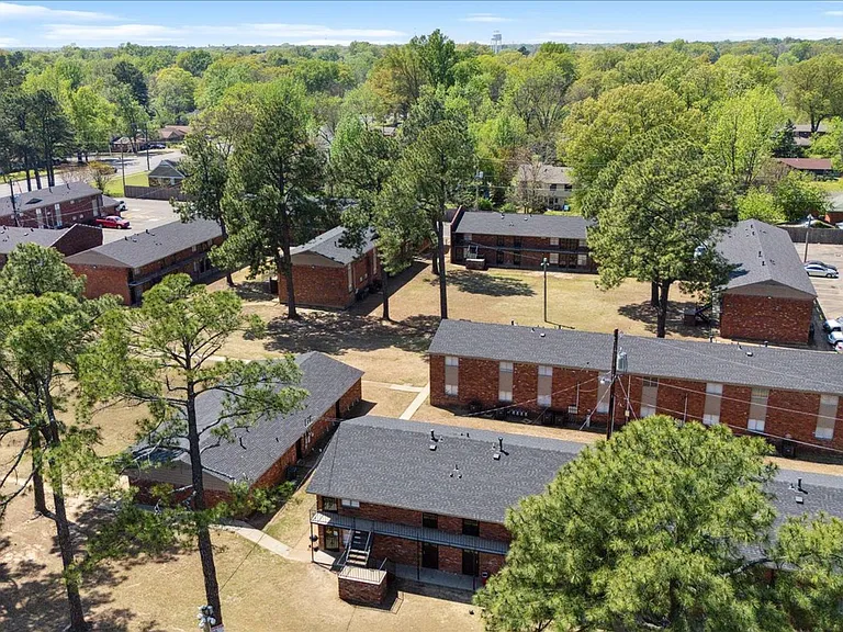 Holmes Pointe Apartments — Photo 31