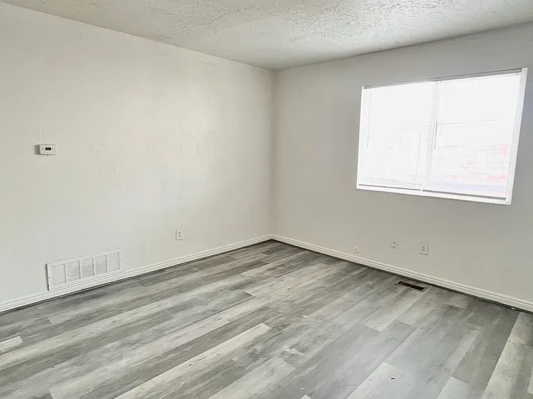 920 W Montague Ave S — Photo 3