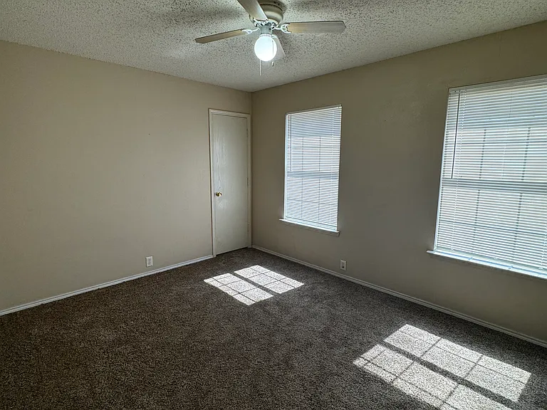 2421 Hampton Dr — Photo 4