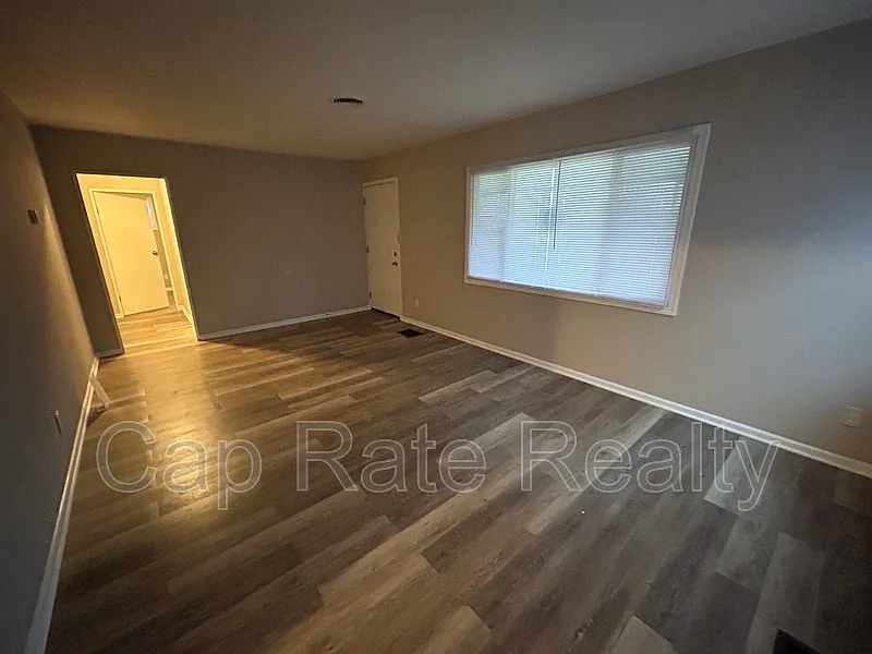 3 bed, 1.0 bath, 1200 sqft, $1,300 — Photo 2