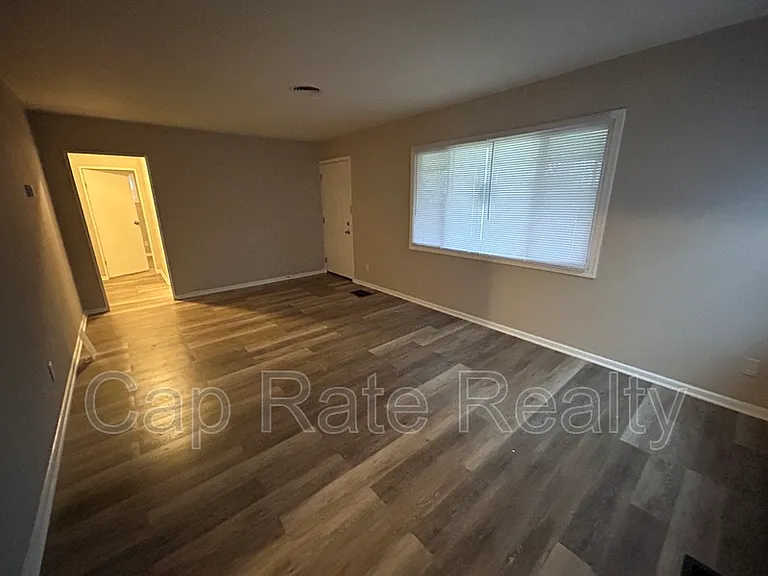 2163 Grasmere Ave — Photo 2