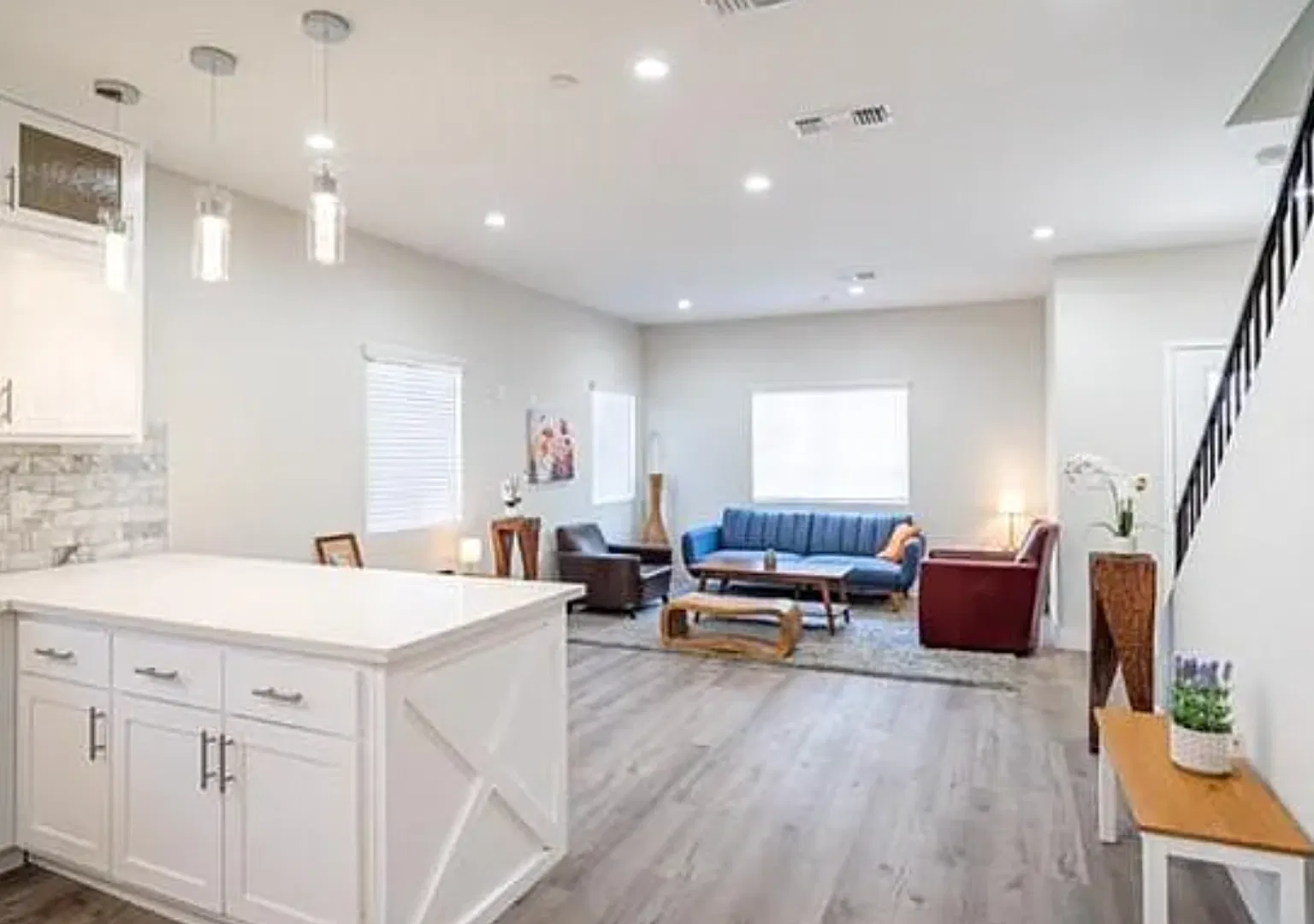 6841 Radford Ave — Photo 3