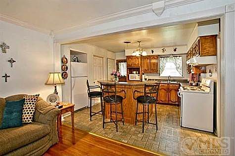 3rd image of 1009 E Fuller Ave
