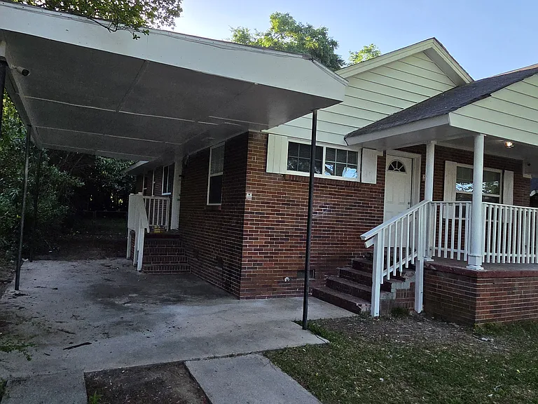 1460 Brentwood Ave — Photo 2