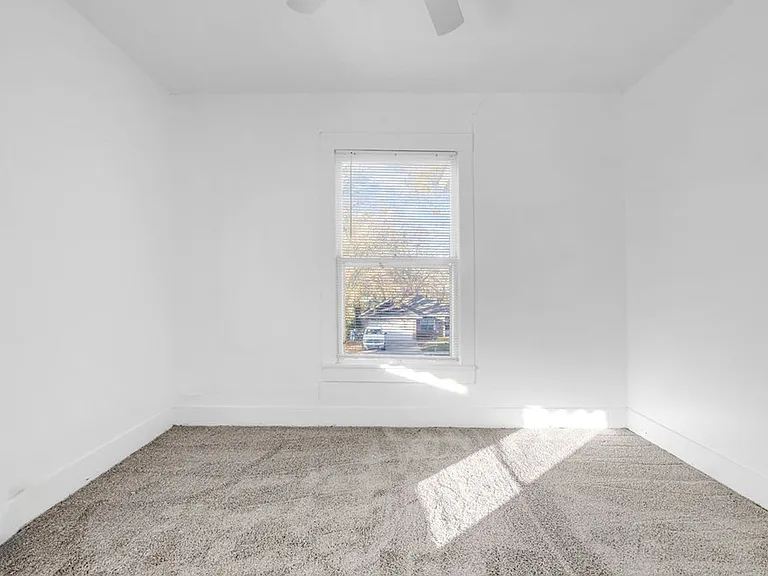 526 W Munson St — Photo 9