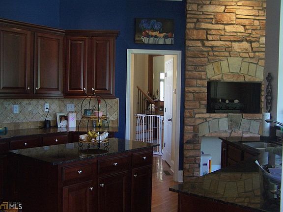 3rd image of 20 Glen Cove Dr