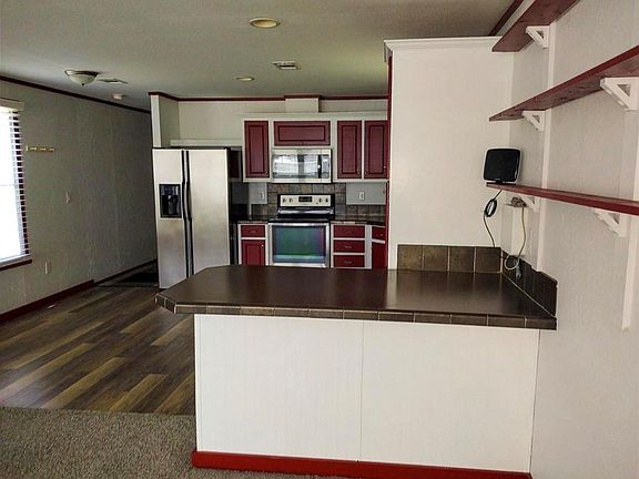 3rd image of 41 Oak Shade Ln
