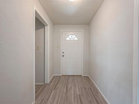 3rd image of 1134 Ravenscourt Dr