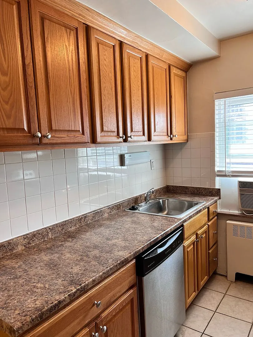 2750 Linshaw — Photo 3