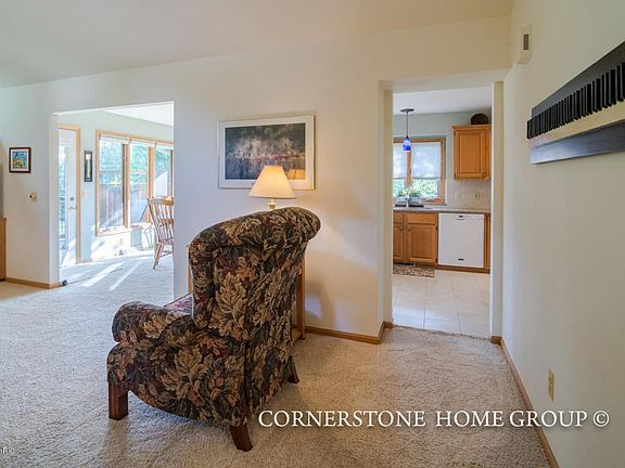 5th image of 2645 Burgen Ct NE