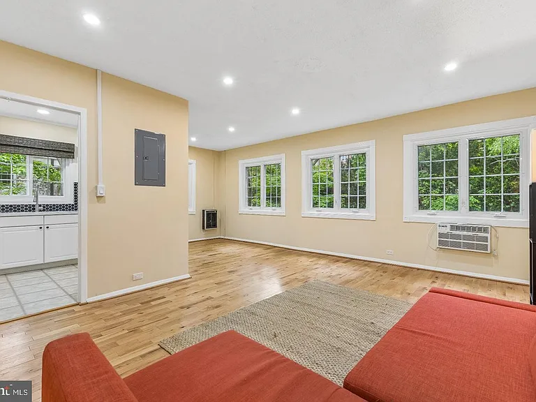 1024 Valley Dr — Photo 6