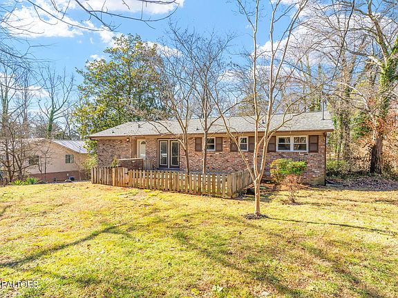 3rd image of 1121 Park Hill Cir
