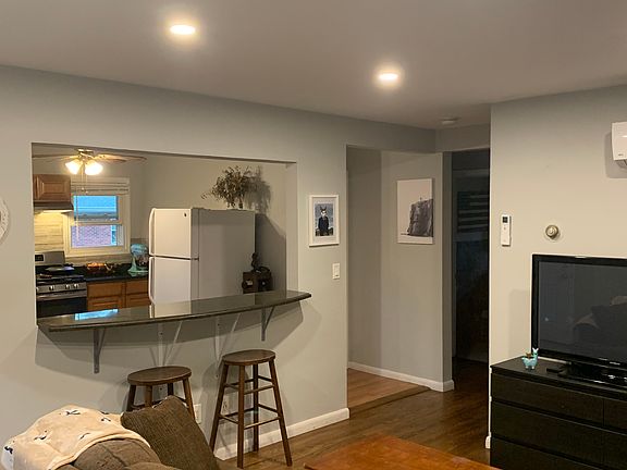 3rd image of 3 N Hill Ln APT 1