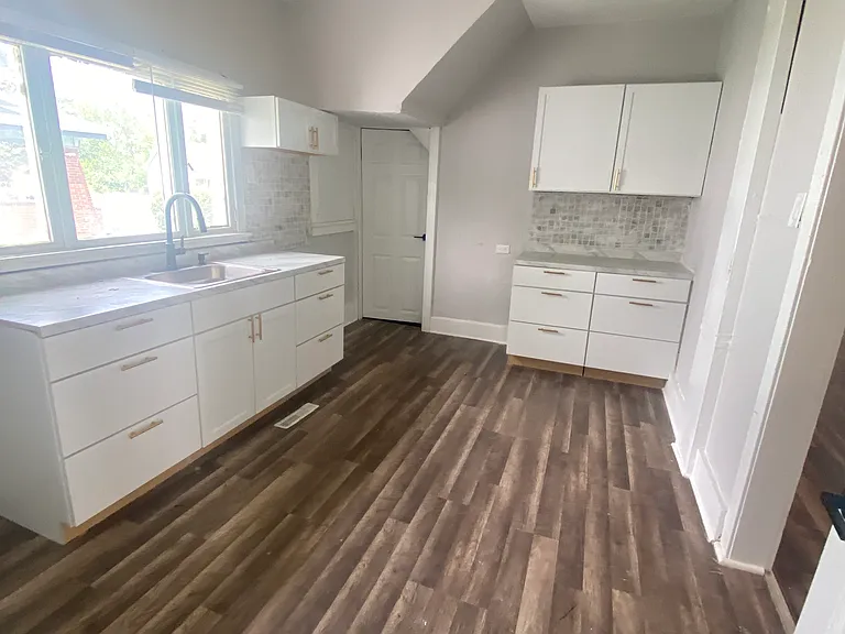 1049 King St — Photo 2
