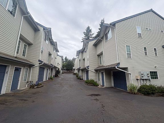3rd image of 12549 Roosevelt Way NE APT 4