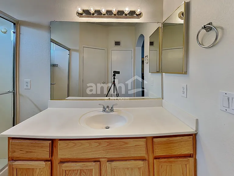 12837 W Edgemont Ave — Photo 10