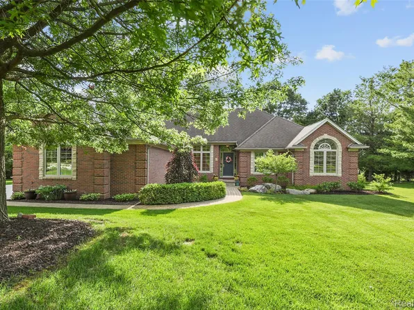 225 Redwood Ln, Leonard, MI 48367