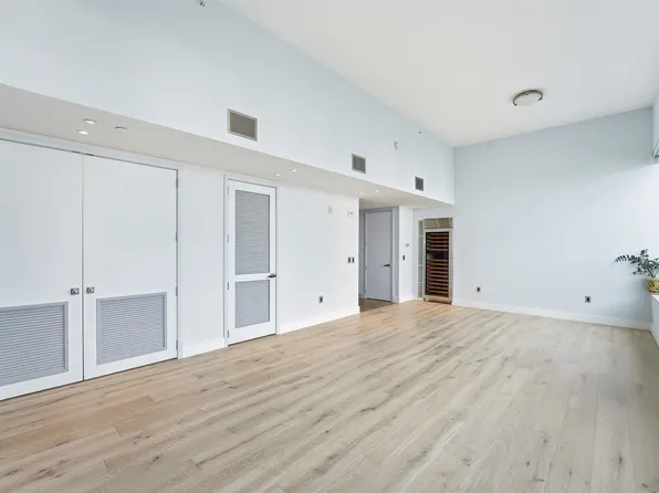 1000 Avenue At Port Imperial image 19 of 38