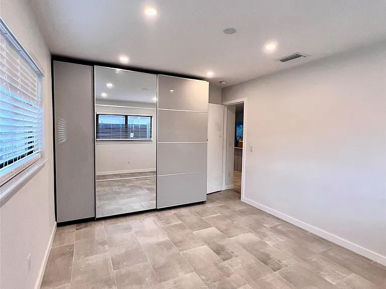 4680 NE 5th Ave — Photo 23