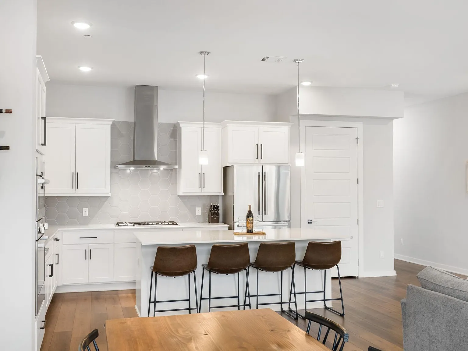 3 bed, 3.0 bath, 2600 sqft, $3,400 — Photo 3