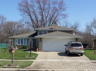 10425 S Terry Dr, Palos Hills, IL