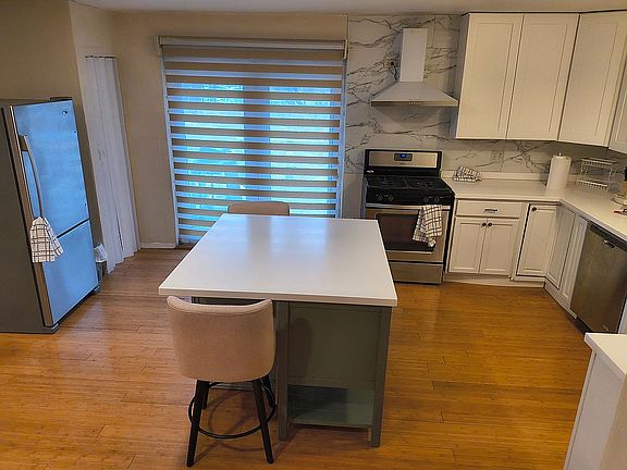 4th image of 700 S Rainbow St
