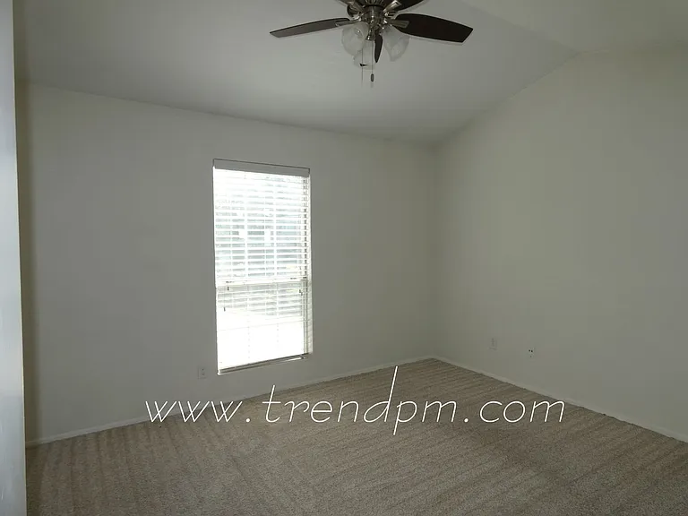 121 Surrey Ln — Photo 8