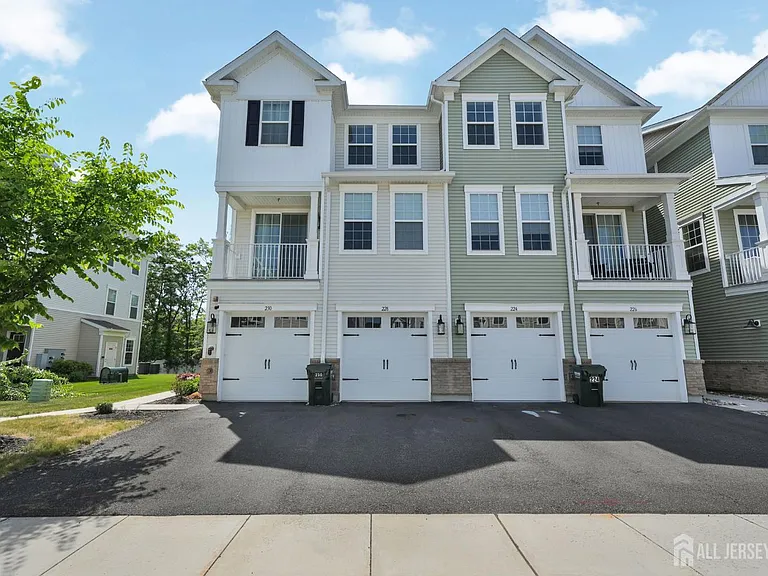 228 Park Ln — Photo 1