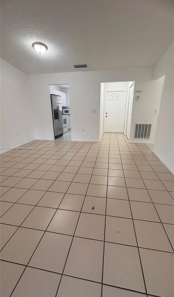 3 bed, 999 sqft, $2,600 — Photo 3