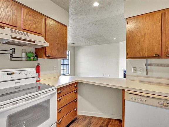 2nd image of 601 Abbott Ln
