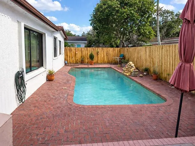 10478 NW 4th St — Photo 2