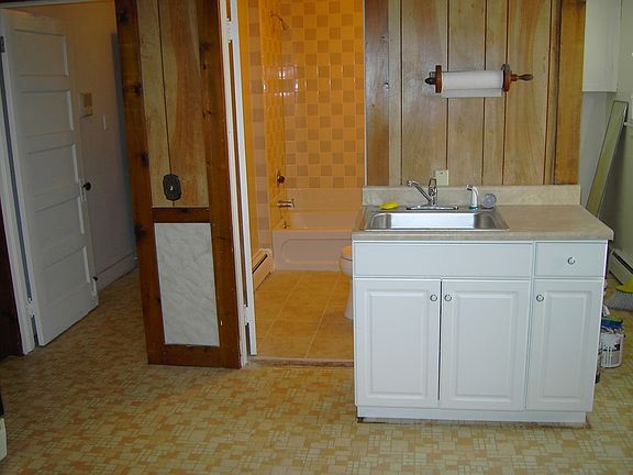 5th image of 455 Burritt St #1
