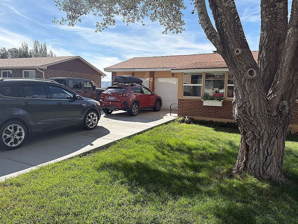 1st image of 402 Sapphire St